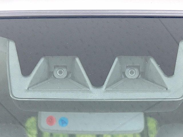 【スマートアシスト】走行中に前方の車両等を認識し、衝突しそうな時は警報とブレーキで衝突回避と被害軽減をアシスト。より安全にドライブをお楽しみいただけます。