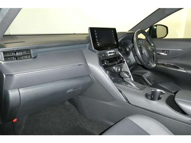 高いホールド性で運転姿勢が安定します。長距離ドライブでも疲れにくいのが魅力です。快適なドライビングライフをお送りください♪