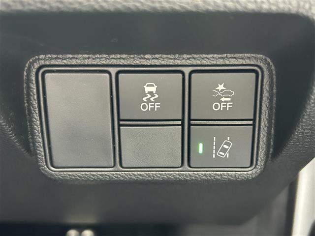 こちら運転席周りの操作部分の写真になります。各部しっかり動作の確認をしておりますので、ご安心だくさい。また、第三者機関の鑑 定書もありますので、そちらも併せて、ご確認いただければ幸いです！