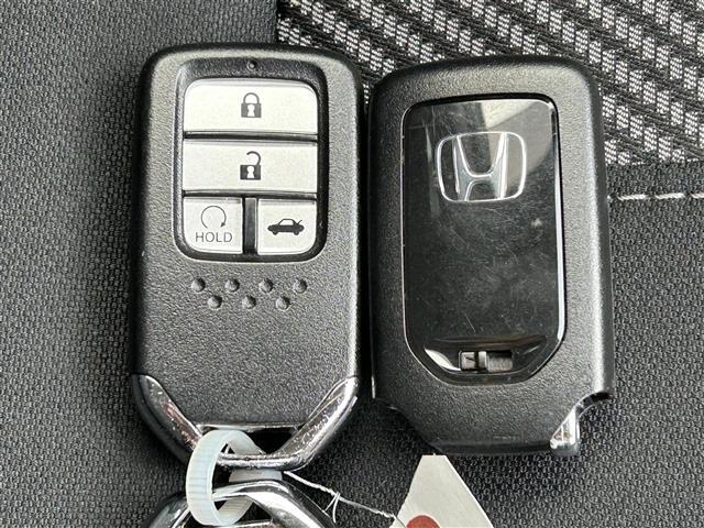 こちら運転席周りの操作部分の写真になります。各部しっかり動作の確認をしておりますので、ご安心だくさい。また、第三者機関の鑑 定書もありますので、そちらも併せて、ご確認いただければ幸いです！