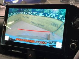 【バックカメラ】駐車時に後方がリアルタイム映像で確認できます。大型商業施設や立体駐車場での駐車時や、夜間のバック時に大活躍！運転スキルに関わらず、今や必須となった装備のひとつです！
