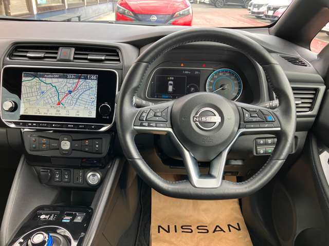 使いやすく安全な操作性と良好な視界を実現した運転席！