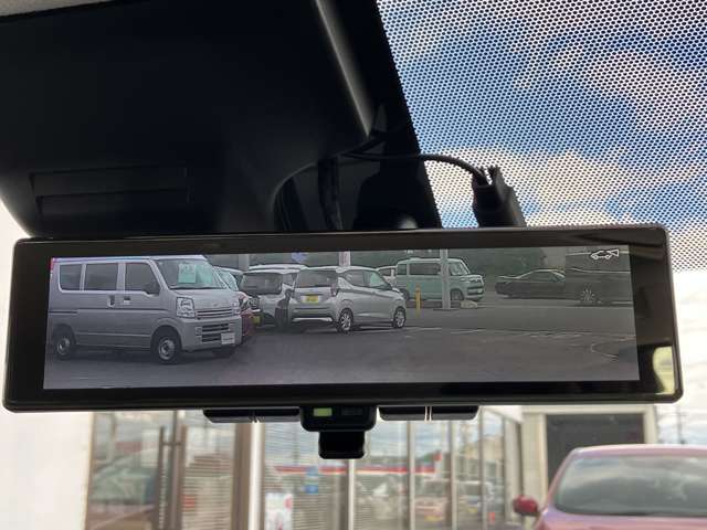 スマートルームミラーが付いております。後席に人が乗車した時や沢山の荷物を積んだ時もバックミラーの視界が遮られる事無く見えるので便利です♪