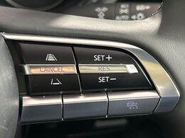 【マツダ・レーダークルーズコントロール】高速道路での長距離走行が楽に！自動で速度を保つクルーズコントロールが、衝突軽減システムと連携し、前方の車両を感知して車間を保つように速度調節してくれます！！