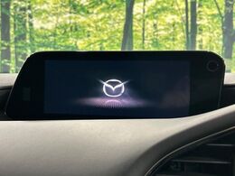 【8.8インチマツダコネクト】車内の雰囲気にマッチした大型のディスプレイ。スマホ接続でのナビ使用やBluetooth再生等、様々な機能が楽しめます。直感的なダイヤル操作が可能で、使い勝手も良好です。