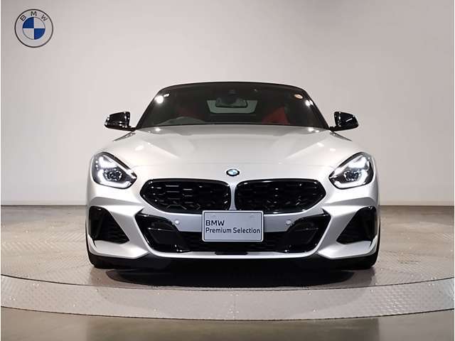 【キドニーグリル】BMWは約90年もの間、ほぼ全ての車両にひと目でBMWだと分かるこの特徴的なフロントグリルが備えられ、デザイン・アイコンとして親しまれてきました。