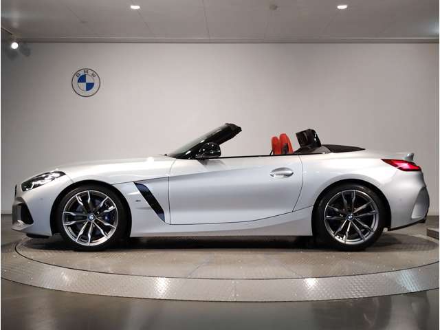 【拘りのFR】BMWが多く採用するFR車。ダイレクトでスポーティな加速感・シャープなハンドリングを実現。縦置きエンジンレイアウトにより、フラットで上質な乗り味です。