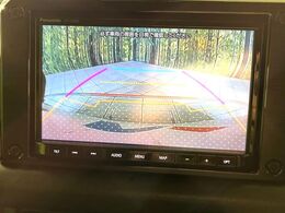 【バックカメラ】駐車時に後方がリアルタイム映像で確認できます。大型商業施設や立体駐車場での駐車時や、夜間のバック時に大活躍！運転スキルに関わらず、今や必須となった装備のひとつです！