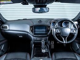 インテリアは12方向電動調整式フロントシート、ブラックピアノトリム、シートヒーターが装備され、スポーティーな走りの楽しみと快適性を両立。