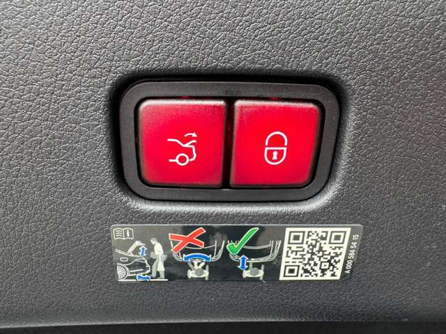 電動トランクランクゲート・フットトランクオープナー付きでございますので手がふさがっていてもフットセンサーを操作すればトランクの自動開閉を行う事が出来ます。