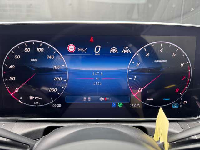 大型の液晶スピードメーターは高級感を演出しており視認性も好評いただいております。