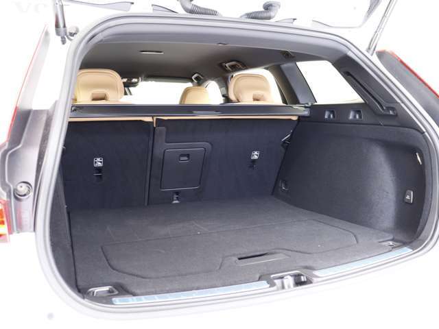開口部のへりからフラットになっているため、荷物の乗せ降ろしもスムーズにできます。後席の背もたれは60：40分割式ですので、乗せたい荷物の大きさや量に合わせて使い分けることができます。