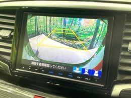 【バックカメラ】駐車時に後方がリアルタイム映像で確認できます。大型商業施設や立体駐車場での駐車時や、夜間のバック時に大活躍！運転スキルに関わらず、今や必須となった装備のひとつです！