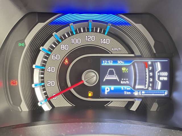 【スピードメーター】メーターがシンプルで見やすく運転しやすいですね！