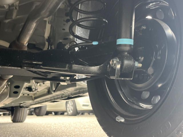 お車を安心してお乗りいただく為には、足回りの定期点検が欠かせません。サービスサポート（有償保証）では無料点検もご提供しており、安心のカーライフをお過ごしいただけるサポート体制が整っています。