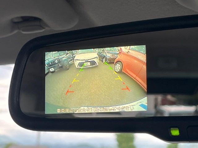 【バックカメラ】駐車時に後方がリアルタイム映像で確認できます。大型商業施設や立体駐車場での駐車時や、夜間のバック時に大活躍！運転スキルに関わらず、今や必須となった装備のひとつです！
