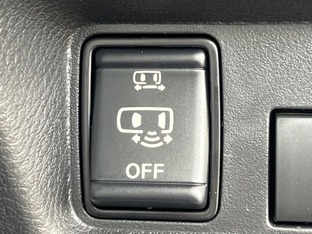 【ハンズフリー機能付き両側パワースライドドア】スライドドアの下に足先を入れてすぐ引くと、自動的にスライドドアが開閉します！荷物で両手がふさがった状態でも、ドアの開閉ができてとっても便利！
