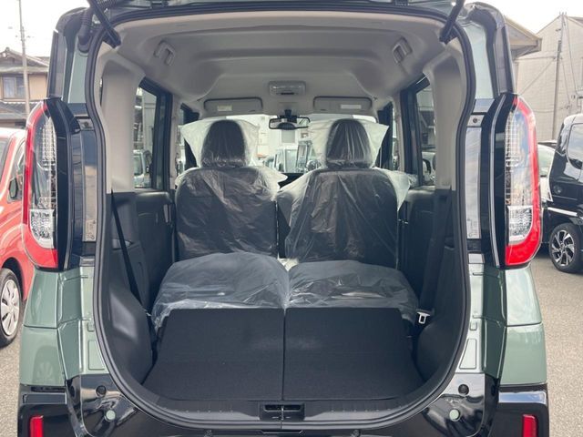 後席を格納すると、これだけの広さが！シーンに合わせたシートアレンジで、大きな荷物も積むことが出来ます♪