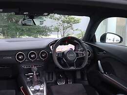 内装はシンプルに使い勝手を考え作られています。お車を運転する感覚をダイレクトに体感して頂けます。室内も広くロングドライブにも快適にお過ごしいただけます。