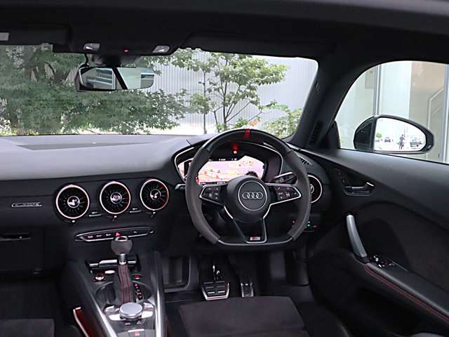内装はシンプルに使い勝手を考え作られています。お車を運転する感覚をダイレクトに体感して頂けます。室内も広くロングドライブにも快適にお過ごしいただけます。