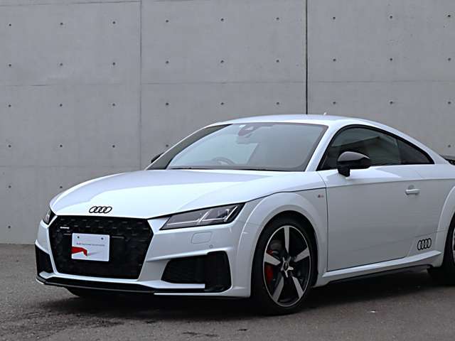 ●Audiが最初に採用したLEDポジショニングランプ。シャープなラインで昼間でも点けていたいと思うほど上品でオシャレです。夜間走行時はさらに目立ちます！