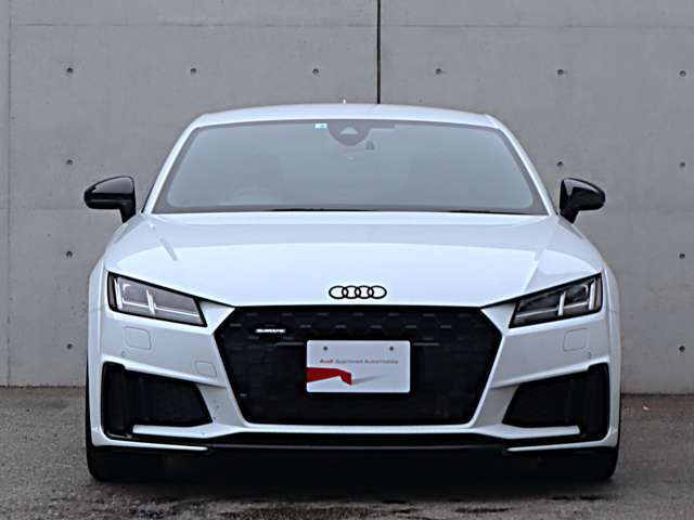 ●一目でAudiとわかる特徴的なシングルフレームグリル・LEDランプ。精悍なフロントマスクからAudiのスマートで上品なブランドを連想させてくれます。女性にも大変ご好評頂いております。