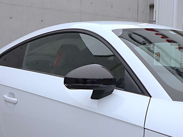 ●Audiのミラーはオシャレなデザインに加え、エアロダイナミクスも考えられたまさに「機能美」を備えたミラーです。