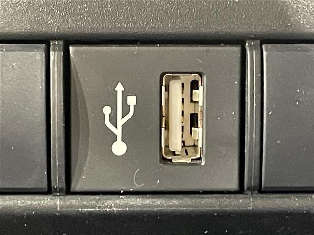 【USB端子】USB接続もついていますので携帯などの電子機器の充電にも使えて便利です♪