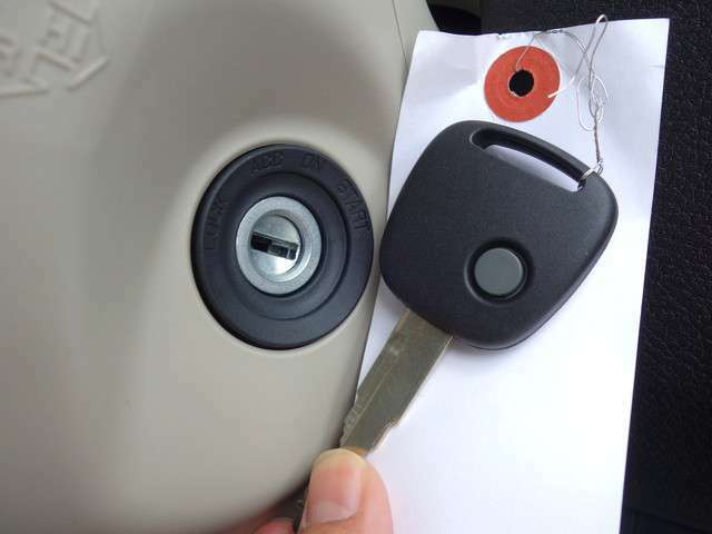 鍵にはキーレスエントリーを搭載しております。ボタン操作1つで簡単にドアの施錠・解錠ができるので、車の乗り降りの際にもたつくことがありません！