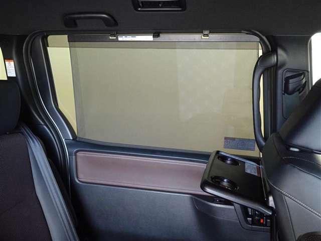 セカンドシートの窓ガラスには日よけのシェードを装備してます。強い日差しのカットに、プライバシー対策としても重宝します。