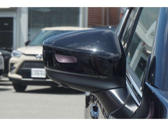 ブラインドスポットモニター！走行中、ドアミラーでは確認しにくい後側方エリアに存在する車両に加えて、隣接する車線の約60m後方までモニターし、急接近してくる車両も検知します。