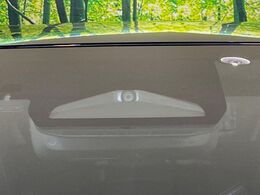 【トヨタセーフティセンス】走行中に前方の車両等を認識し、衝突しそうな時は警報とブレーキで衝突回避と被害軽減をアシスト。より安全にドライブをお楽しみいただけます。