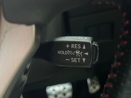 【レーダークルーズコントロール】高速道路での長距離走行が楽に！！自動で速度を保つクルーズコントロールが、衝突軽減システムと連携し、前方の車両を感知して車間を保つように速度調節してくれます！！