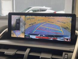 【パノラミックビューモニター】専用のカメラにより、上から見下ろしたような視点で360度クルマの周囲を確認することができます☆死角部分も確認しやすく、狭い場所での切り返しや駐車もスムーズに行えます。