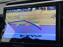 【バックカメラ】駐車時に後方がリアルタイム映像で確認できます。大型商業施設や立体駐車場での駐車時や、夜間のバック時に大活躍！運転スキルに関わらず、今や必須となった装備のひとつです！