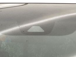 【ホンダセンシング】走行中に前方の車両等を認識し、衝突しそうな時は警報とブレーキで衝突回避と被害軽減をアシスト。より安全にドライブをお楽しみいただけます。