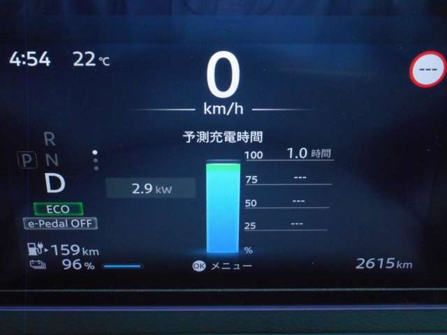 バッテリーの充電状況や充電時間の目安が一目瞭然！メーター内で確認が出来ます。