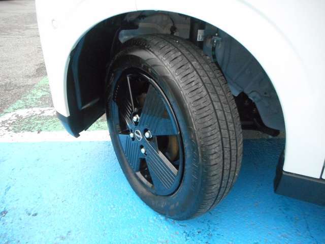 90周年記念車専用14インチ純正アルミ装着で、タイヤ溝も十分あります！