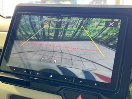 【バックカメラ】駐車時に後方がリアルタイム映像で確認できます。大型商業施設や立体駐車場での駐車時や、夜間のバック時に大活躍！運転スキルに関わらず、今や必須となった装備のひとつです！