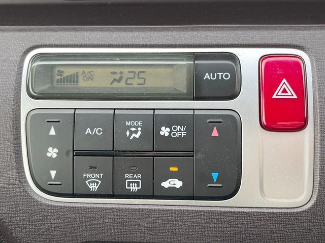 【オートエアコン】一度お好みの温度に設定すれば、車内の温度を検知し風量や温度を自動で調整。暑い…寒い…と何度もスイッチ操作をする必要はありません。快適な車内空間には必須の機能ですね♪