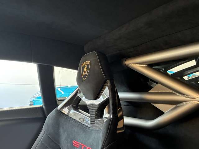 Stitching in Contrast ColorCarbon Twill PackSport Seat
