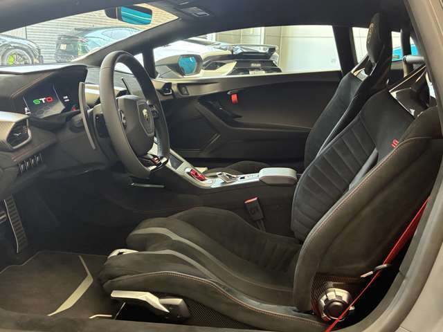 Stitching in Contrast ColorCarbon Twill PackSport Seat