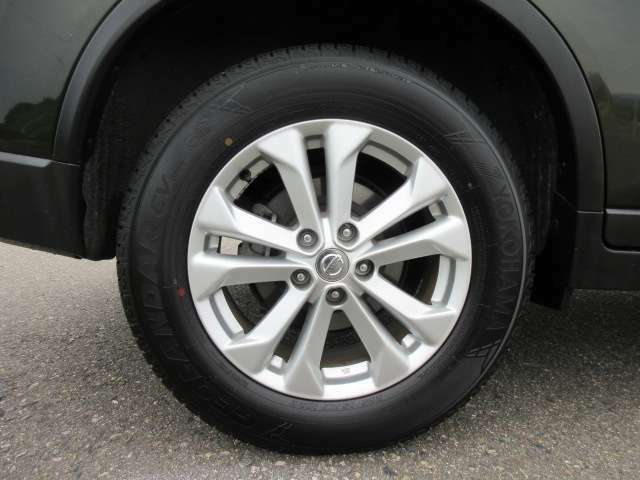 タイヤサイズは225/65R17　純正アルミ　2022年ヨコハマタイヤ装着♪残り溝は8分程度ございます。