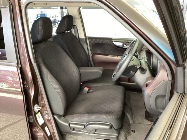 フロント広々、ベンチシートの運転席は、ハイトアジャスターが付いているので、快適にドライブができます。ハンドルはチルトステアリングで、ハンドル位置を上下に調節できます。
