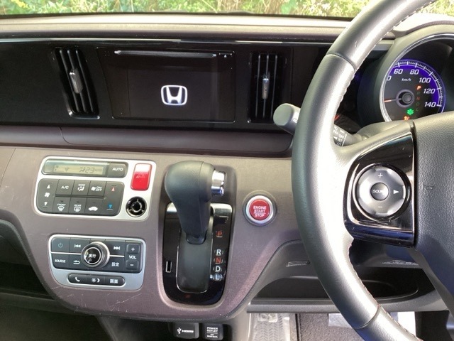 ホンダ純正ディスプレイオーディオです。専用アプリを入れたスマートフォンを接続すると、カーナビに！6.1ワイドディスプレイ、Bluetooth、CD再生、AM/FMチューナー、USBジャック付きです。