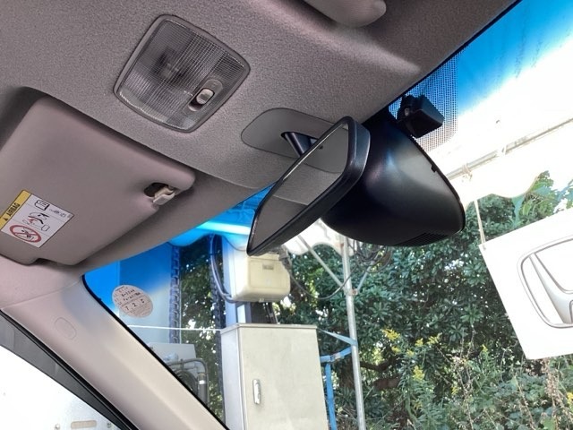 ルームミラーの前にシティブレーキアクティブシステム（低速域衝突軽減ブレーキ、誤発進抑制機能）のセンサーが、ピラーにはサイドカーテンエアバッグが付いたあんしんパッケージです。