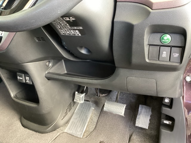 燃費をよくするECON、横滑りを防ぐVSAなどのスイッチは、運転席の右側、手の届きやすい位置にあります。