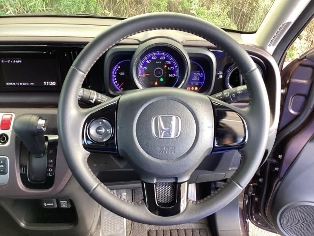 操作しやすい本革ステアリングホイールです！