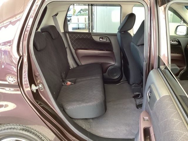 リアシートは左右、別々に多彩なアレンジをする事ができます。1段階のリクライニングも出来ます。また、リアシート座面を跳ね上げて、背の高い荷物などを積む事ができます。