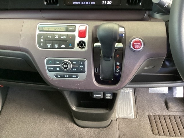 足元スッキリ、インパネシフトです。パーキングブレーキはフットブレーキタイプなので、運転席と助手席の間がスッキリしています。